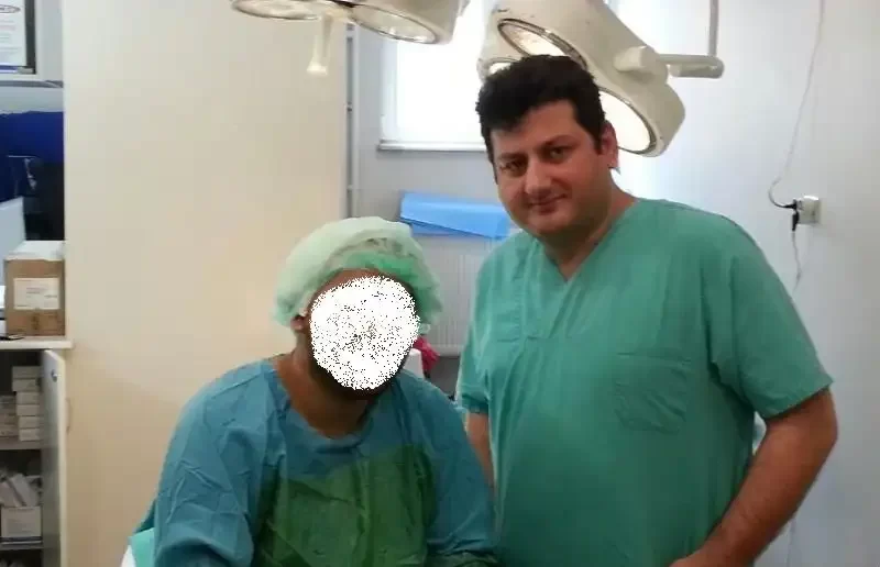 الدكتور محمد قوتشلو مع مريض يعانى من الصلع بعد الانتهاء عملية زراعة الشعر فى المركز الأوروبى لزراعة الشعر